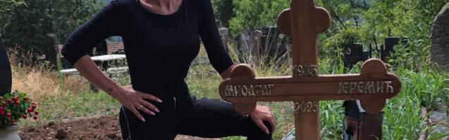 JOVANA JEREMIĆ SE USLIKALA NA OČEVOM GROBU 40 DANA OD NJEGOVE SMRTI  Pratioci van sebe: "Jel moguće da je digla nogu i pozira"