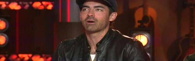 Pokušaj paralelnog parkiranja muzičke zvezde je hit: 7 minuta bezuspešno pokušava, ljudi vrište od smeha (VIDEO)