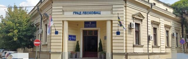 Odbornici opozicionih grupa u Skupštini grada Leskovca ćutanjem za govornicom izrazili protest protiv odluke vladajuće koalicije da se sednica produži do posle ponoći