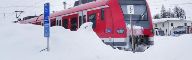 Putnici od sinoć zarobljeni u vozu u Hrvatskoj zbog mećave: "Nemamo ni vode ni hrane, ovo je strašno!"