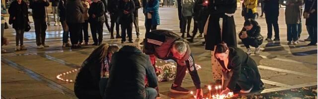 Nišlije neme od bola pale sveće za nastradale na Železničkoj stanici u Novom Sadu