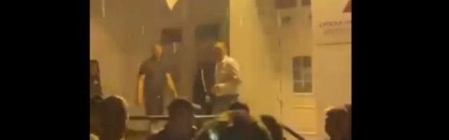 Protest u Kuli ispred sedišta SNS: Policija razdvajala građane i naprednjake