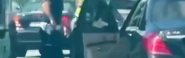 Prevozio migrante, bežao od policije i probio rampu, policajci ga šutirali dok je ležao na putu (video)