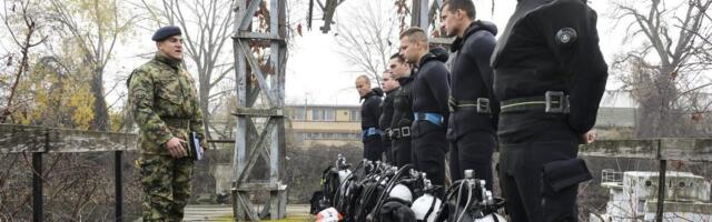 Na lepom ledenom Dunavu! Evo šta rade kandidati za lakog ronioca Rečne flotile (FOTO)