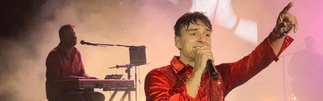 Scena tera na suze! Adi Šoše posvetio deo koncerta preminulim legendama, potom na scenu izveo posebnog gosta