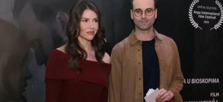 Ova lepotica je supruga glumca Radovana Vujovića: Prošetali crvenim tepihom na premijeri filma "Saučesnici", Valentina sve zasenila prirodnom lepotom