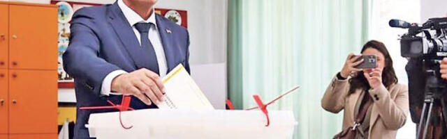 Синиша Ка­ран пред ула­ском у Па­ла­ту Републике