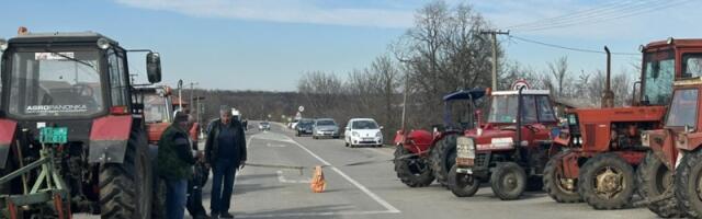 Nezadovoljni poljoprivrednici već 16 DANA BLOKIRAJU PUTEVE ka Topoli i Gornjem Milanovcu