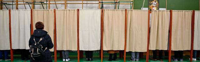 Šok prizor sa birališta u Mađarskoj: Političar na glasanje došao u bademantilu, pogledajte šta mu je u ustima!