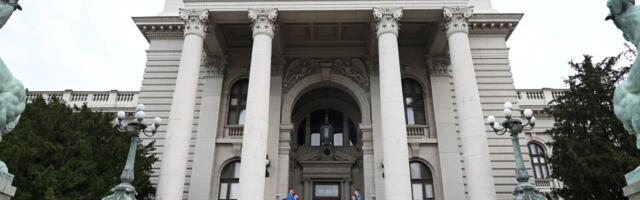 Poslanici DS na zgradi Skupštine okačili transparent „Studenti pobeđuju“ (VIDEO)