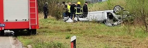 Prve fotografije Ljajićeve Škode: Auto probio ogradu i sletio sa puta