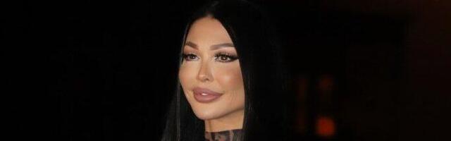 PREMIJERNO POKAZIVANJE NOVE ZADNJICE: Maja stigla u Šimanovce u PROVIDNOM KOMBINEZONU, svi joj vide DONJI VEŠ! (FOTO)