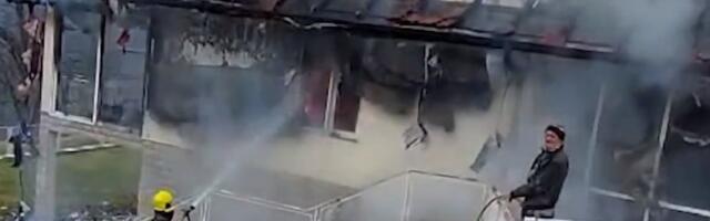 Vatrena stihija za tren oka progutala kuću! S tugom u očima MIško je gledao kako u plamenu nestaje njegov trud(VIDEO)