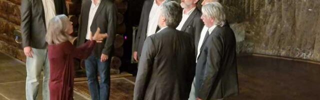 FOTO: Muška vokalna grupa „Panonika“ nastupila u rudniku soli, 125 metara pod zemljom
