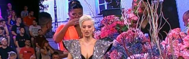 DUŠICA JAKOVLJEVIĆ POKAZALA SVETLUCAVI DONJI VEŠ! Voditeljka Elite sva u KRISTALIMA, a tek da joj vidite GRUDI kako su ispale (GALERIJA)