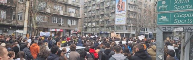 "Crno ti se piše": Studenti blokirali Bulevar (FOTO, VIDEO)