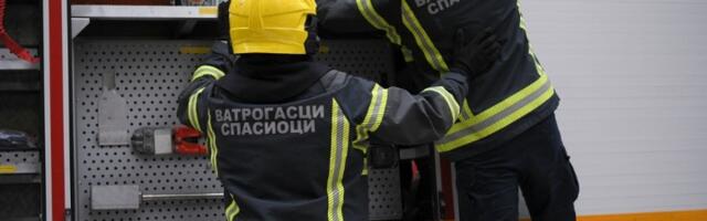 Požar u Beočinu: Vatra gori u krugu firme