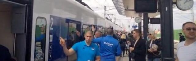 SRPSKA ATINA DOLAZI NA SVENARODNI SABOR: Stotine Novosađana krenulo vozom na skup u Beograd (VIDEO)