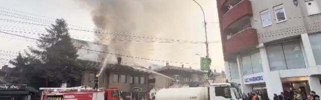 GORE KUĆE U CENTRU NOVOG PAZARA: Građani pomažu vatrogascima da obuzdaju vatru, evakuacija u toku (VIDEO)