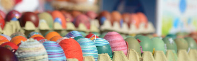 Srbi ni ne znaju za najjednostavniji način farbanja jaja! Treba vam samo 2 sastojka i dobićete magiju