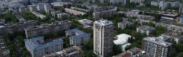 BRUTALNA PORUKA OSVANULA NA VRATIMA ZGRADE U VLADIMIRCIMA: Stanarima prekipelo, žestokim rečima se obratili komšiji - ovo neće zaboraviti (FOTO)