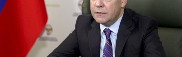AU, MEDVEDEV BACIO NA KOLENA ZAPAD! Da li se ovo stvarno dešava?
