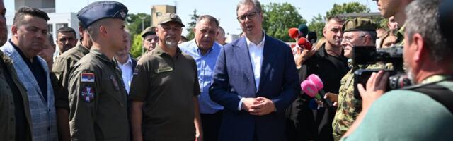 "Strašna raketa!": Ljudi, evo šta Srbija ima - Vučić u Batajnici pokazao moćno kinesko oružje, pa otkrio... (FOTO)