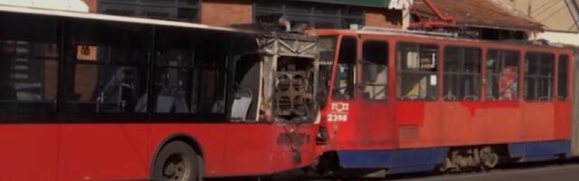 Autobus se otkačio sa kamiona pa udario u tramvaj, izbio i požar (FOTO)