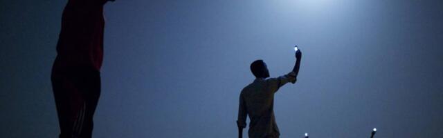 Priča o muškarcima koji drže telefone toliko je bolna da je zbog nje ovo fotografija godine