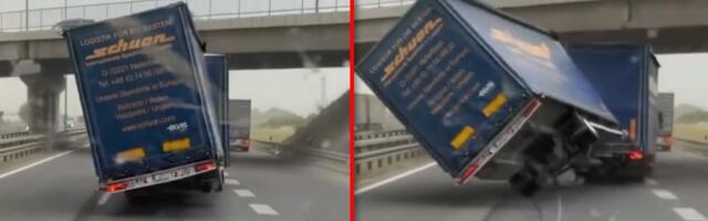 Koliko je bio SNAŽAN vetar - PREVRNUO KAMION na auto-putu (VIDEO)