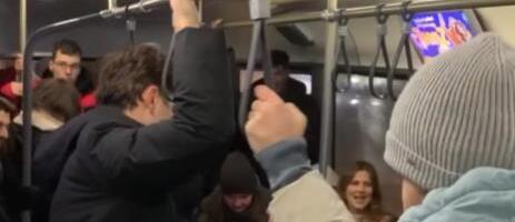 SRBIN SNIMIO NEZABORAVNU SCENU U SARAJEVU! Prava žurka krenula tek posle ponoći - i to U TRAMVAJU: "Nikad neće izgubiti dušu!" (VIDEO)