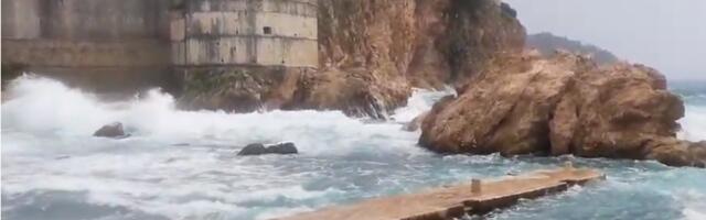 Velika akcija spasavanja u Dubrovniku: Talasi odvukli muškarca koji se slikao na stenama (VIDEO)