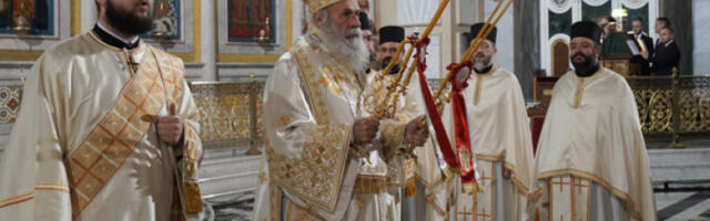 Почела прослава Божића у Србији, епископ Алексеј служи литургију у Храму Светог Саве