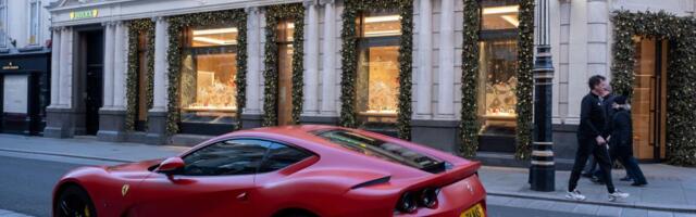 Prima socijalnu pomoć, a vozi Ferari vredan 210.000 evra: Godinama varao državu da je beskućnik, policija slučajno sve otkrila