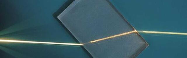 Negativna refrakcija uzrokovana eksitonima prvi put osmotrena u prirodnom materijalu