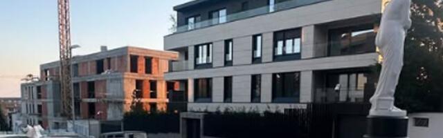 VILETINA NA DEDINJU POMPEZNA KAO SPOMENIK NEZNANOM JUNAKU: Par iz Čačka pokazao kako teku radovi na kompleksu u kom luksuz ne poznaje granice