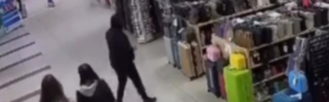 NEVEROVATNO KAKO JE RADNIK ODREAGOVAO I ODBRANIO SE! Pogledajte dramatičan snimak pokušaja pljačke u prodavnici u Zemunu - LOPOV BEŽI KOLIKO GA NOGE NOSE! (VIDEO)