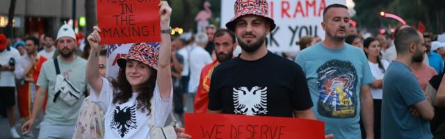 FLAMINGO REVOLUCIJA Nastavljeni žestoki protesti u Tirani: Napadi jajima, privođenja i sukobi s policijom