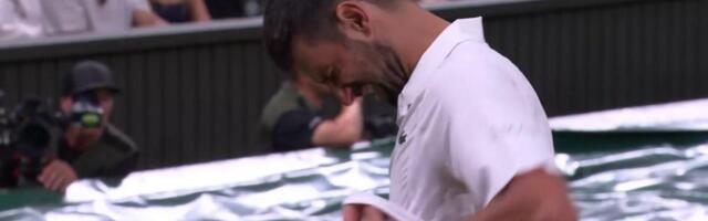 Novak ponovo ima problem sa očima: Napravio bolnu grimasu i uhvatio se za glavu!