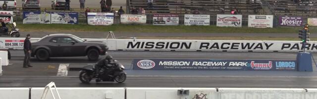 Da li Dodge Challenger SRT Hellcat Demon može da se odupre Suzuki Hayabusi? (VIDEO)