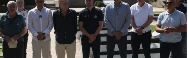 TRI GODINE BEZ PETKA! Pomen legendi našeg fudbala: Džaja, Šurbatović, Den Tana... NA GROBU VELIKANA! (FOTO)