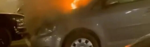 PRVI SNIMAK STRAVIČNOG SUDARA TRI VOZILA KOD KRALJEVA: Buktinja na putu! (VIDEO)