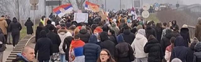 Srednjoškolci i poljoprivrednici blokirali most u Šapcu (VIDEO)
