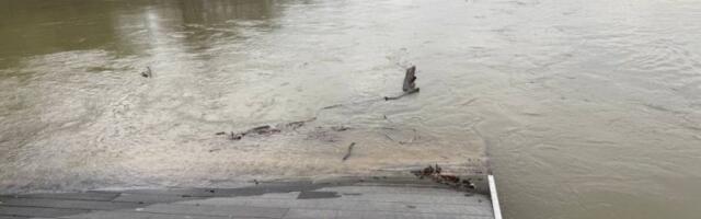 KRITIČNO KOD ŠAPCA: Voda već stigla do vikendica i PRODIRE UNUTAR OBJEKATA