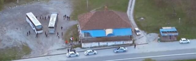 Vučićevi "pešaci" sa KiM se nedaleko od Gornjeg Milanovca ukrcali u autobuse (VIDEO)