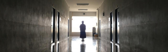 SNIMAK IZ BOLNICE LEDI KRV U ŽILAMA - kolege su se snimale tokom noćne scene, a onda je iza njih neko prošao! Zbog onog što je usledilo pretrnućete od straha! (VIDEO)