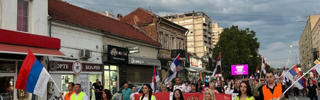 Članovi SNS i večeras šetali protiv blokada u Leskovcu
