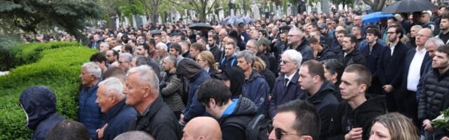 Potresne scene sa sahrane Duška Vujoševića: Fotografije koje kidaju dušu (GALERIJA)