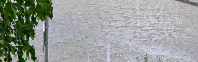 Prava provala oblaka u nedelju popodne u Vranju, padao i sitan grad
