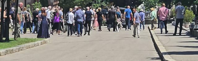 Iza sanduka snaja i unuk, povorka udaljena od njih 20 metara: Počela sahrana Đorđa Kadijevića